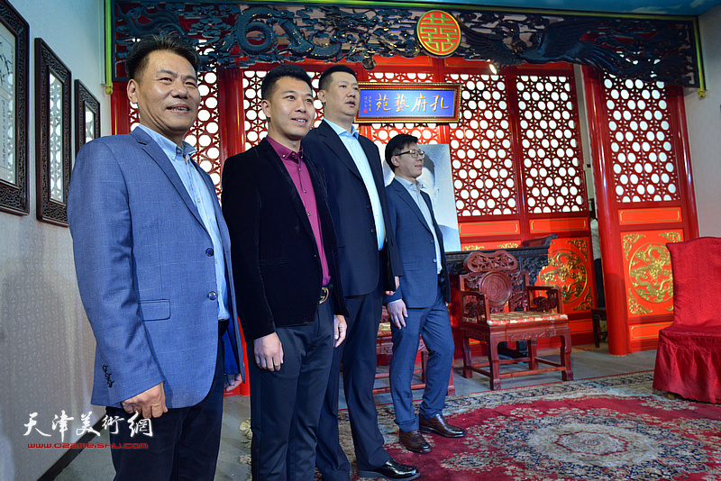 相声表演艺术家魏文亮新收四高徒寇艺、杨钰海、常松、郑斌在拜师收徒现场。