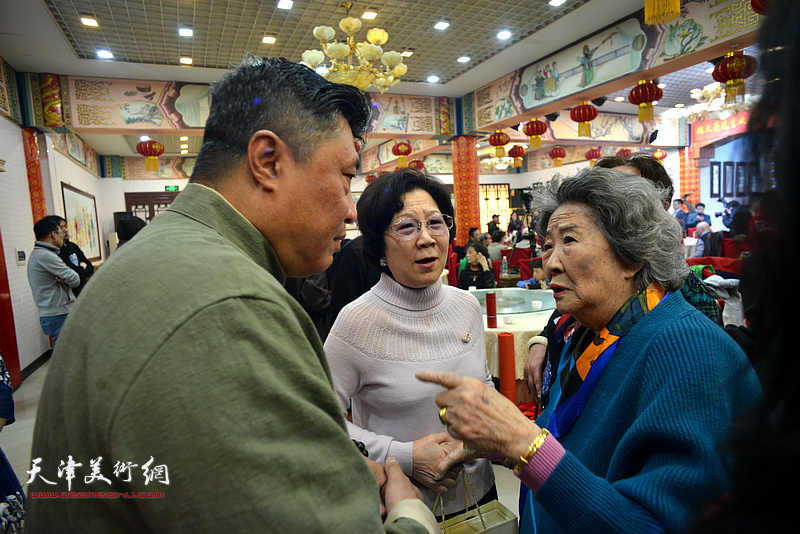 王毓宝、刘婉华等在拜师收徒仪式现场交流。