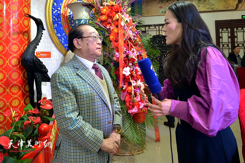 魏文亮在拜师收徒仪式现场接受媒体采访。