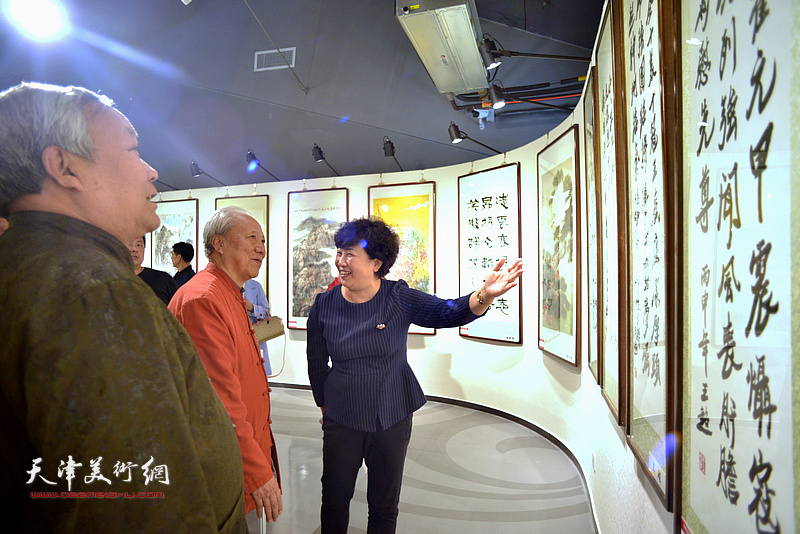 李克敏、唐云来、王超在展览现场观看作品。