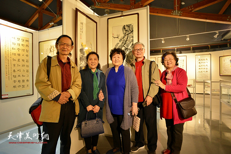 左起：房师武、杨俊玲、王淑珍、苗昶熙、于焕瑛在展览现场。
