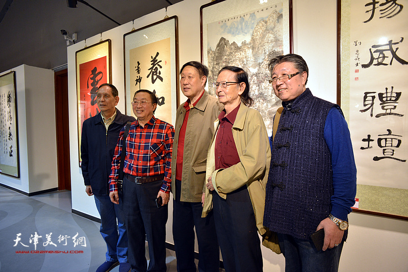 左起：张树林、李鑫泉、郝宝善、房师武、吕立在展览现场。