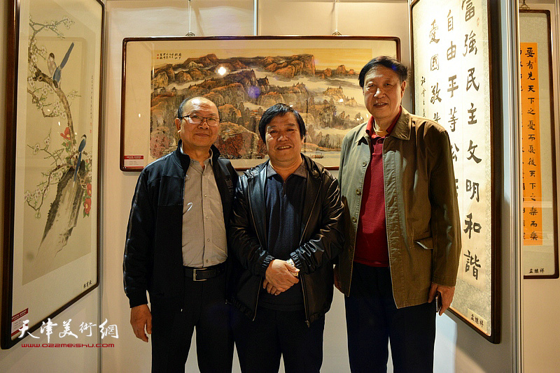 李耀春、郝宝善、陈绍安在展览现场。