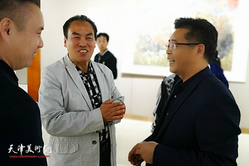 李寅虎与嘉宾在画展现场。