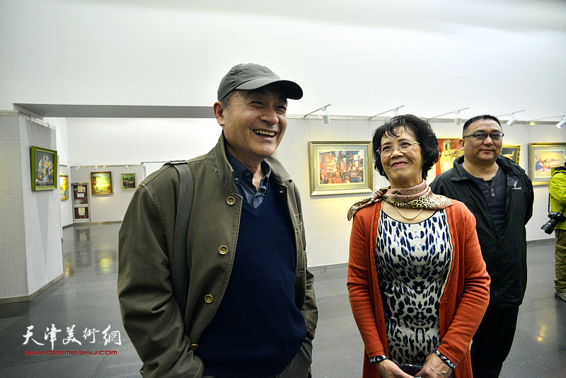 孙立与王书朋、杨文在画展现场。