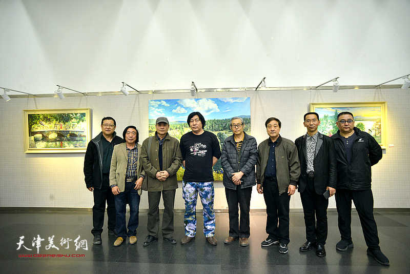 左起：尹立群、郭琪、王书朋、杨志刚、高振恒、王宝响、潘国强、杨文在作品《不冻河》前。