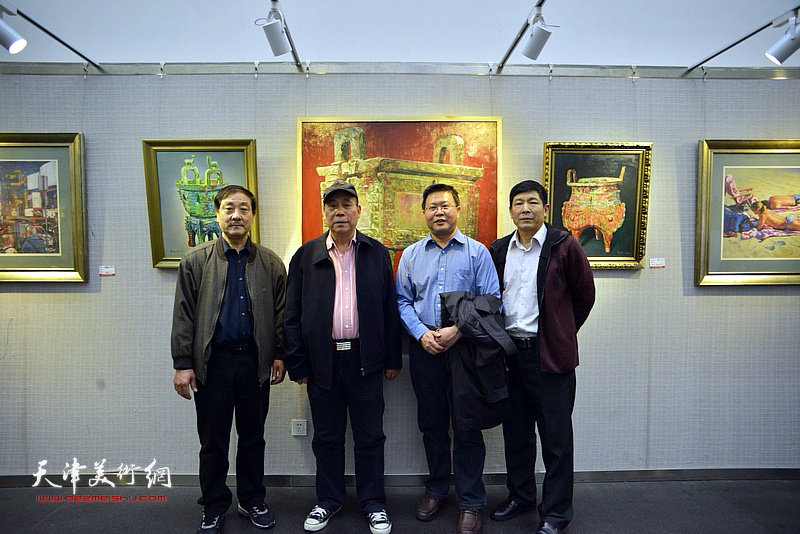 左起：王宝响、郭凤祥、怀远、刘国柱在画展现场。
