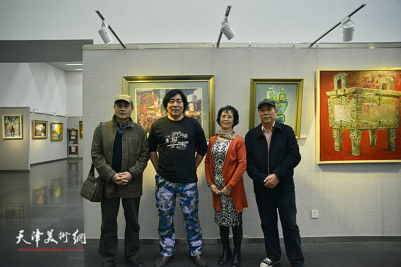 左起：王书朋、杨志刚、孙立、郭凤祥在画展现场。