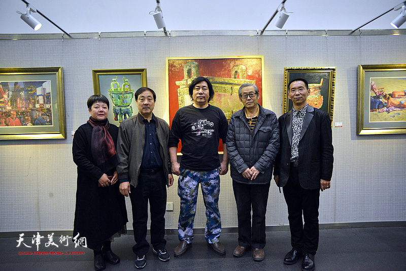 左起：蔺红英、王宝响、姚志刚、高振恒、潘国强在画展现场。