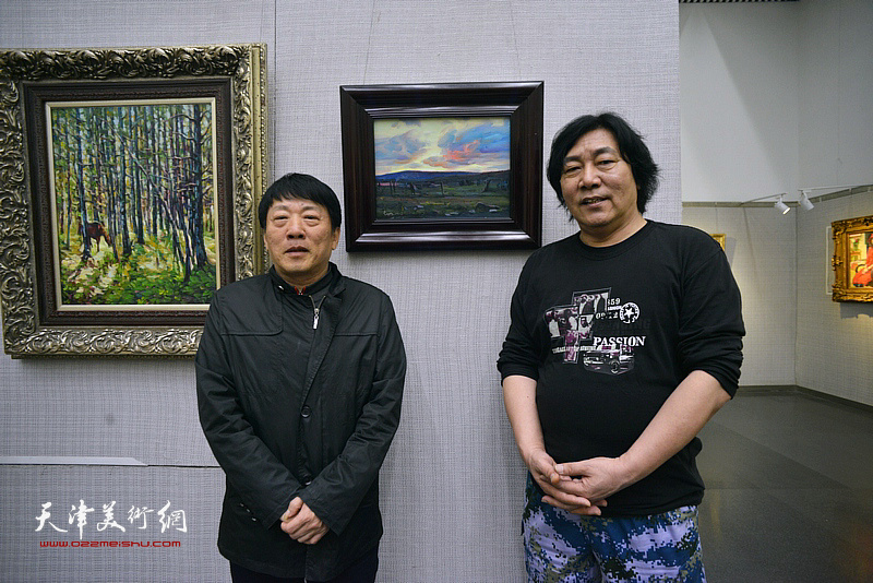 姚志刚、高原春在画展现场。