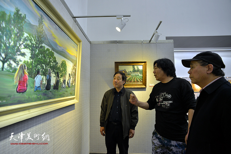 姚志刚向郭凤祥、王宝响介绍展出的作品。
