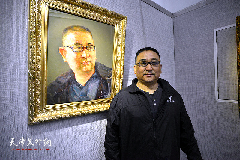 杨文在姚志刚为其画的肖像作品前。