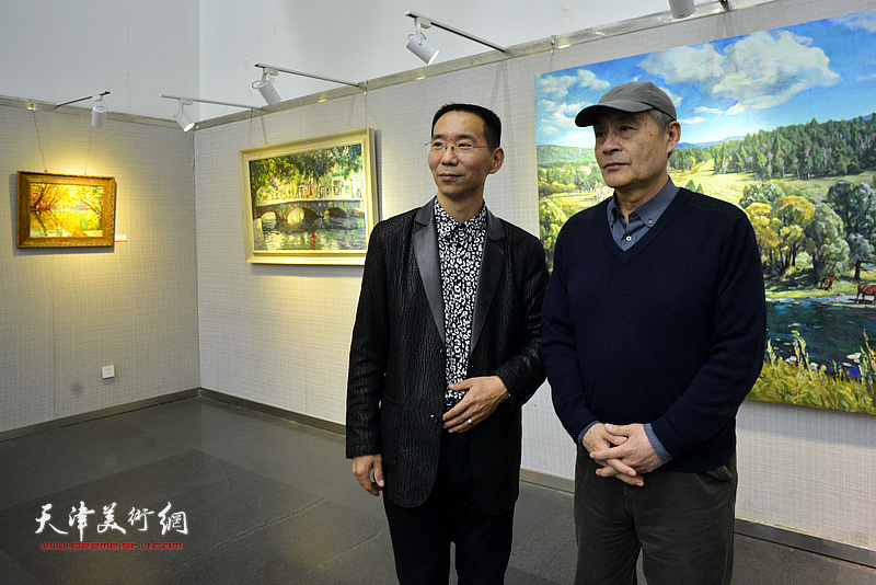 王书朋、潘国强在画展现场。