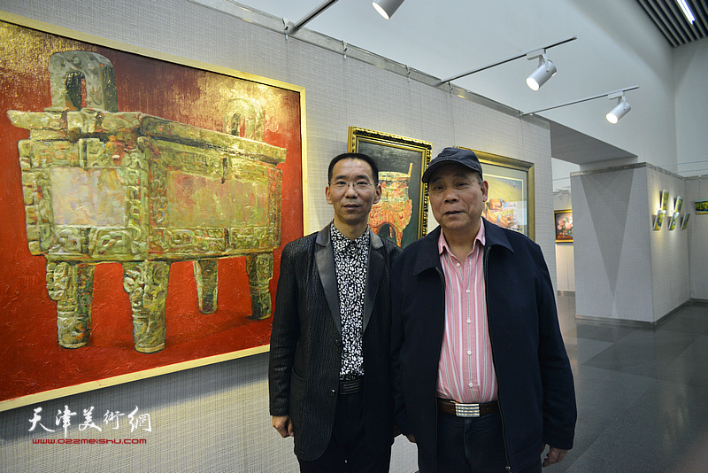 郭凤祥、潘国强在画展现场。