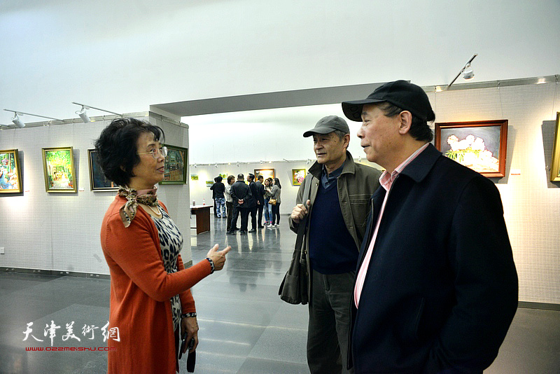 孙立与王书朋、郭凤祥在画展现场交流。