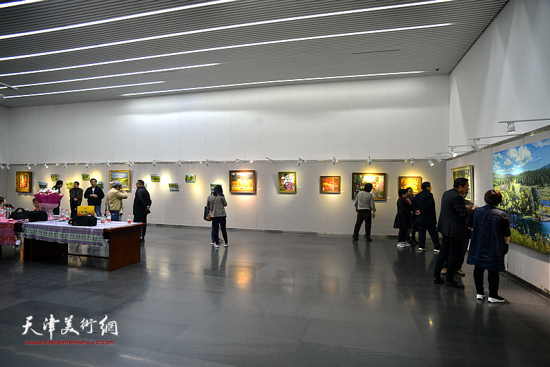 “庆祝新中国建立70周年·爱我河山——孙立、姚志刚伉俪油画展”现场。