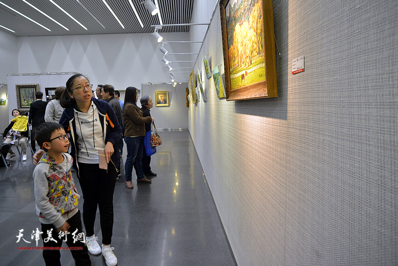 “庆祝新中国建立70周年·爱我河山——孙立、姚志刚伉俪油画展”现场。