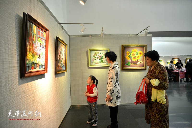 “庆祝新中国建立70周年·爱我河山——孙立、姚志刚伉俪油画展”现场。