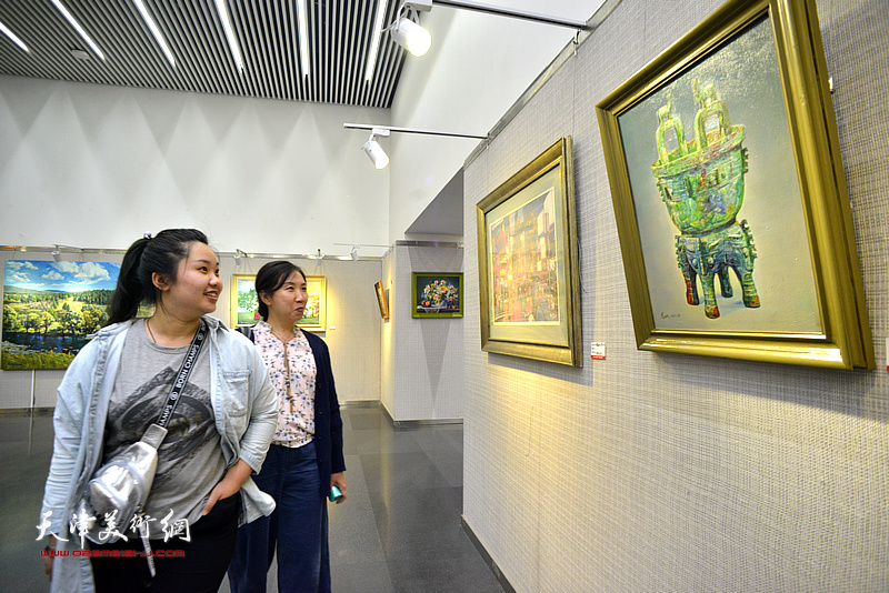 “庆祝新中国建立70周年·爱我河山——孙立、姚志刚伉俪油画展”现场。