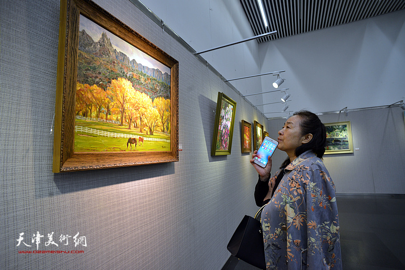 “庆祝新中国建立70周年·爱我河山——孙立、姚志刚伉俪油画展”现场。