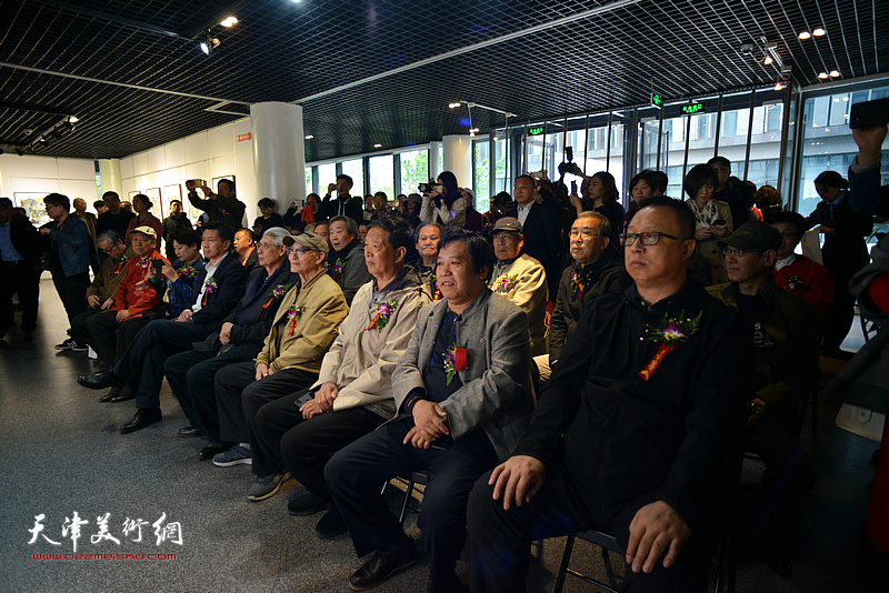 砥砺前行——高杰、孙乃宽、高群、崔华炎、孙毅五位艺术家作品联展在空港经济区文化中心综合展厅开幕。