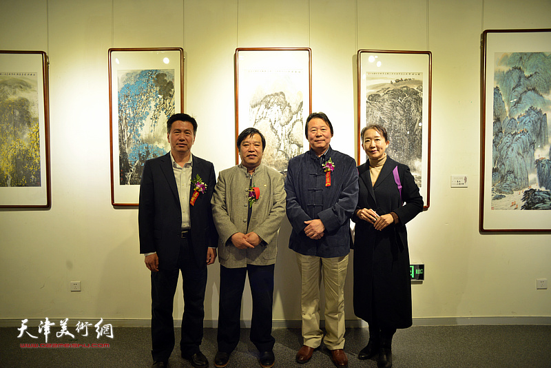 李岩、李耀春、杨跃泉夫妇在画展现场。
