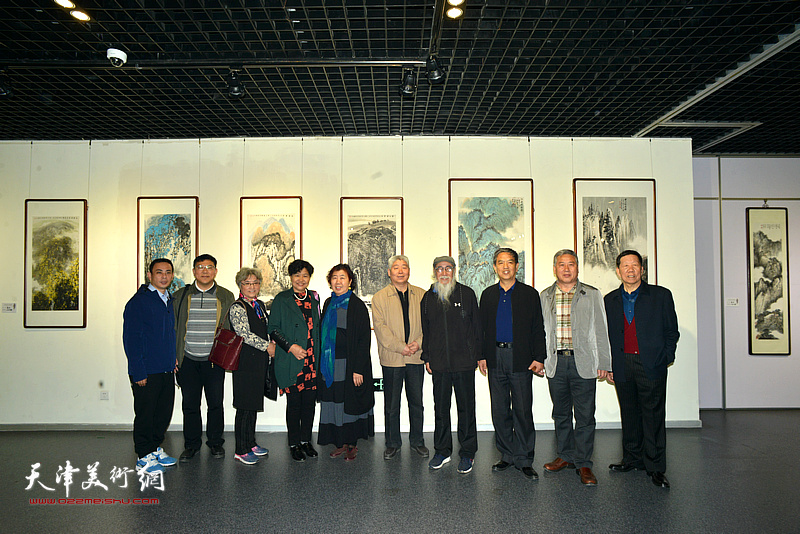 高杰与张未年、徐文汉、傅刚等嘉宾在画展现场。