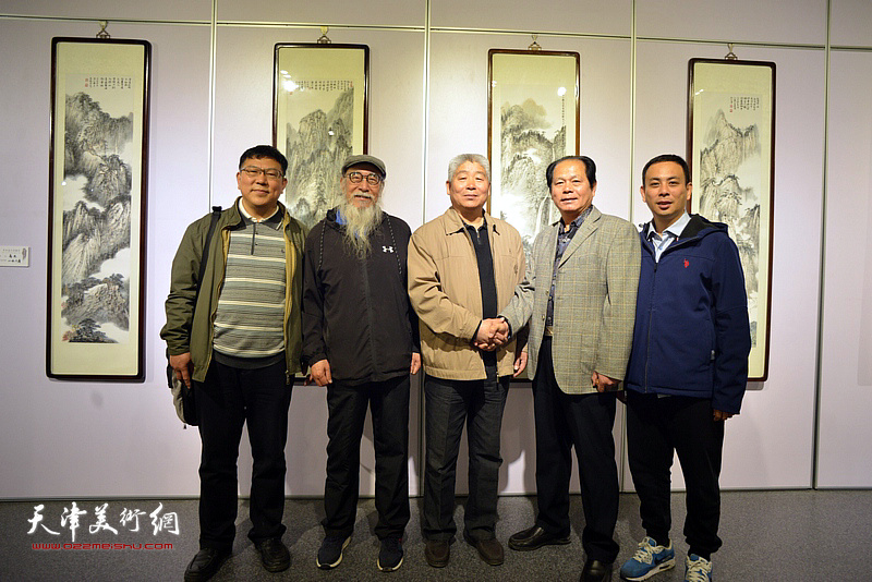 左起：徐文汉、张未然、高杰、刘士忠、傅刚在画展现场观看作品。