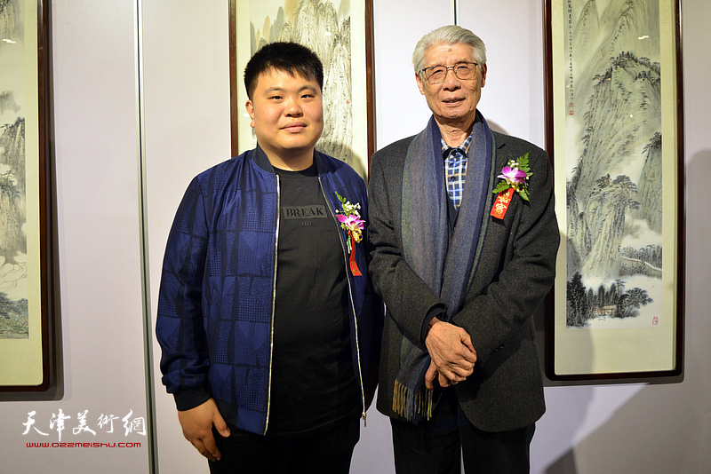 孙毅与杨德树在画展现场。
