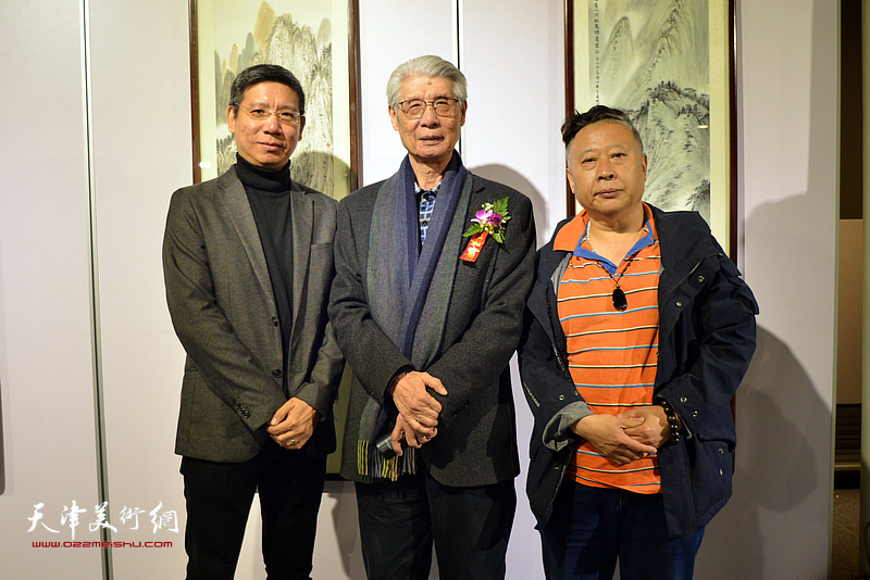 杨德树、吕大江、杨宏宇在画展现场。