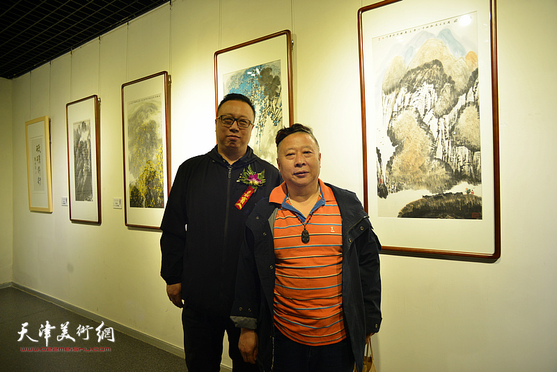 冯韬、吕大江在画展现场。