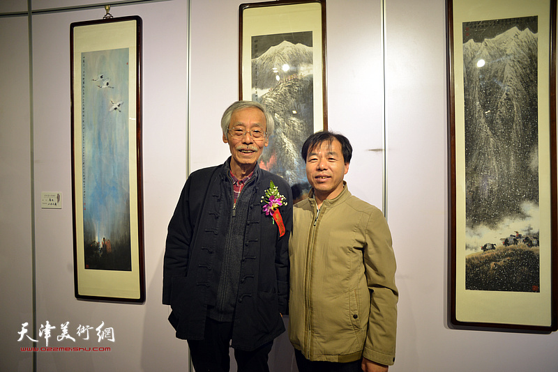 姚景卿、王宏志在画展现场。