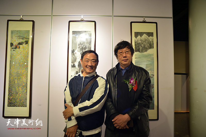 刘志君、王春涛在画展现场。
