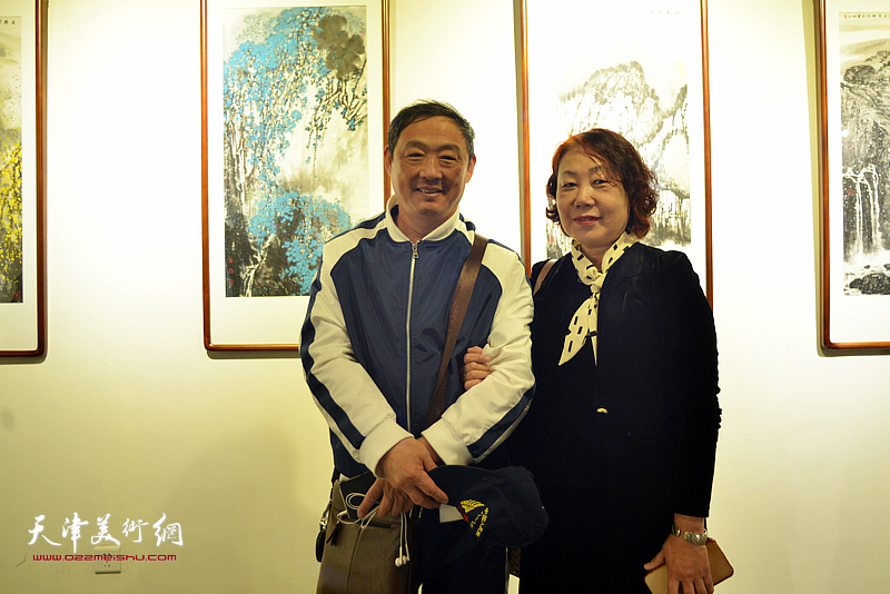 刘志君与嘉宾在画展现场。