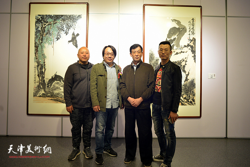 王大成、张晓彦在画展现场。