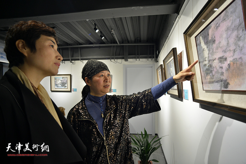石伟在画展现场观看作品。