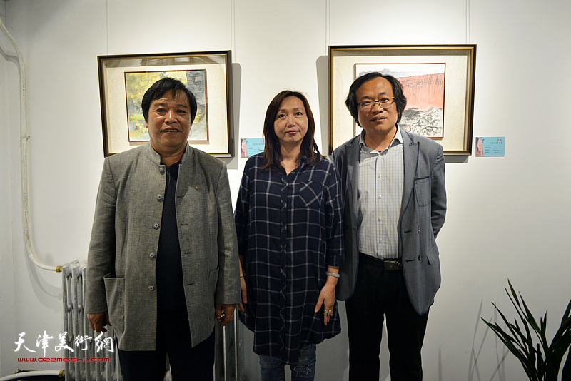 李耀春、杨惠东、蔡芷羚在画展现场。