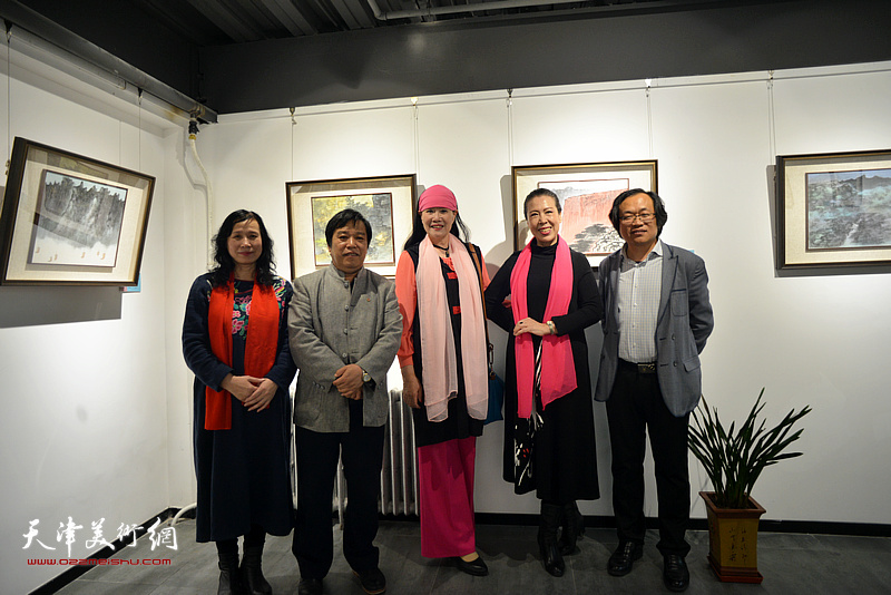 李耀春、杨惠东与来宾在画展现场。