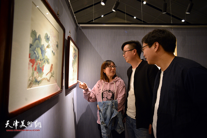 马瑞涛、孙超在画展现场观看作品。