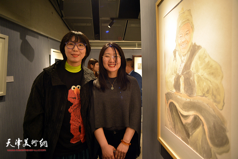 冷艺丹、蒋小溪在画展现场。