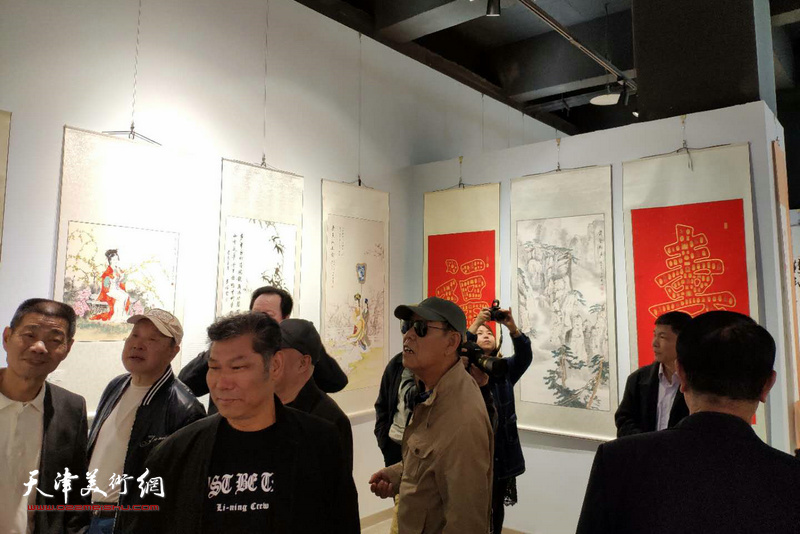 “艺韵天财·庆祖国华诞”第15届书画联展现场。