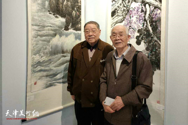 左起：皇甫秉钧、郭文伟在展览现场。