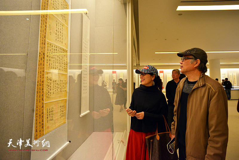 郭书仁、许丽在展览现场观看作品。