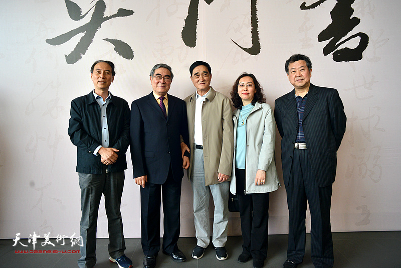 左起：马竞、何佩森、韩嘉祥、董志惠、王学书在展览开幕活动现场。