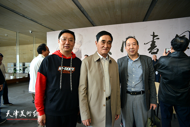 左起：谭海忠、韩嘉祥、鲁群在展览开幕活动现场。