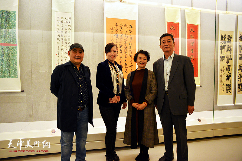 冼艳萍、李悦、刘忠荣、老于在展览现场。