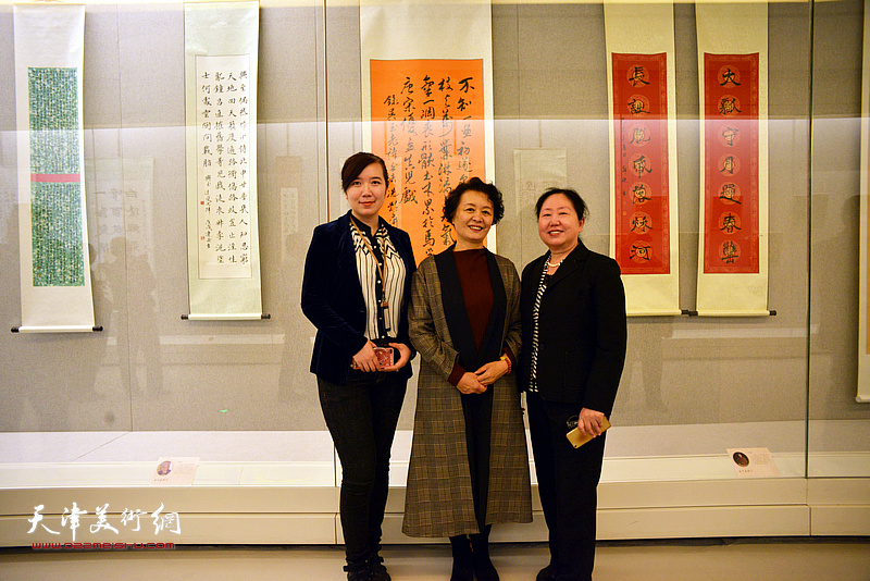 冼艳萍、李悦、丁强在展览现场。