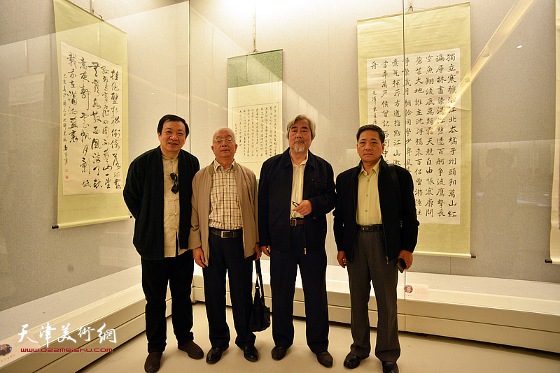 左起：李有华、彭连熙、陈连羲、赵光在展览现场。
