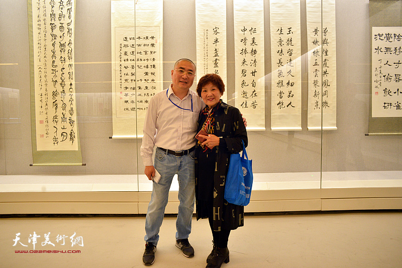陈骧龙先生的遗孀刘静珍与徐子坤在展览现场。