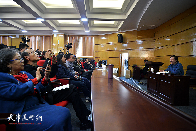 杨晓阳在天津美术学院举办题为“中华民族的艺术精神”的讲座。
